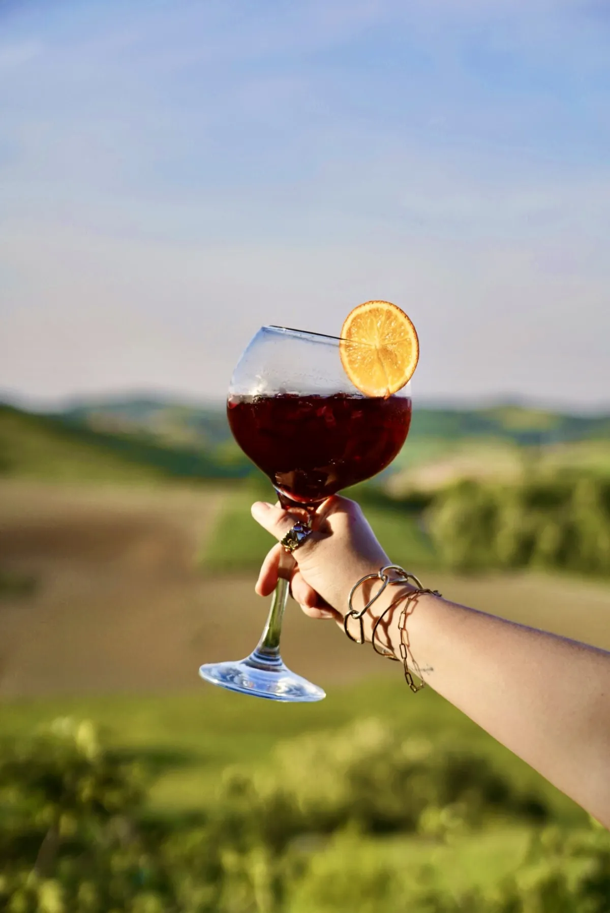 Sulla terrazza, colline sfocate